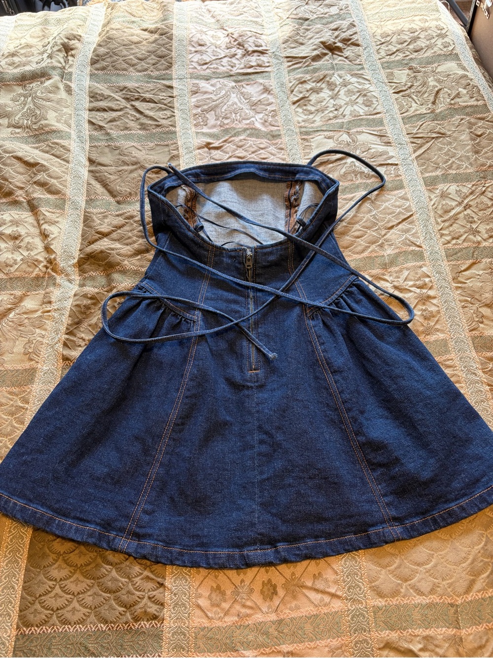 Abercrombie & Fitch dipped waist cross-back denim mini dress in indigo wash - Picture 4 of 5